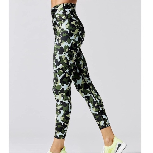 NWT Carbon38 Printed High Rise 7/8Legging Refreshing Camo Green size large